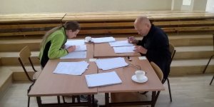 Konkurs Fizyczny - Nauczyciele sprawdzają prace konkursowe: Robert Stasiak i Joanna Bogdanowicz