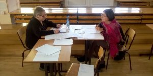 Konkurs Fizyczny - Nauczyciele sprawdzają prace konkursowe: Wanda Wagner (z prawej) i Maria Kuśmierek (z lewej)