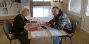 Konkurs Fizyczny - Nauczyciele sprawdzają prace konkursowe: Jolanta Drogoń i Łukasz Głaz.