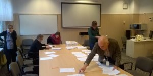 Konkurs Fizyczny - jury podczas pracy - z bliska po prawej - gospodarz z LXX LO Maciej Zieliński; przez komórkę rozmawia kierownik organizacyjny Konkursu Fizycznego Elżbieta Zawistowska.