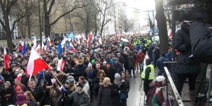 Obywatele dla demokracji - widok ze zwyżki dziennikarskiej w kierunku Pl. Unii