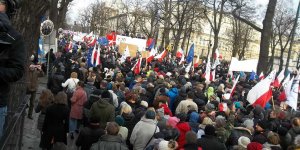 Manifestaja "Obywatele dla demokracji" - widok ze zwyżki dziennikarskiej w kierunku Pl. na Rozdrożu