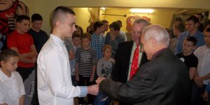 Wigilia u zapaśników UKS Zdrowy Targówek - Mistrz Polski Młodzików Albert Kharatyan odbiera nagrodę z rąk przewodniczącego Rady Dzielnicy Targóek pana Witolda Harasima w obecności prezesa Klubu Romana Soroczyńskiego