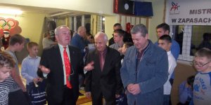Wigilia u zapaśników UKS Zdrowy Targówek - od lewej: Roman Soroczyński - prezes UKS Zdrowy Targówek, Witold Harasim – Zastępca Przewodniczącego Rady Dzielnicy Targówek, Andrzej Malina - mistrz świata z 1986 r.