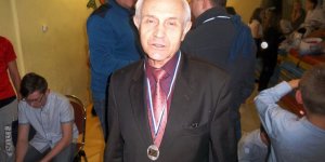 Wigilia u zapaśników UKS Zdrowy Targówek - Witold Harasim – Zastępca Przewodniczącego Rady Dzielnicy Targówek z okolicznościowym medalem