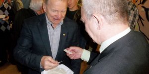 Wigilia u zapaśników UKS Zdrowy Targówek - życzenia składają sobie Roman Soroczyńśki prezes UKS Zdrowy Targówek i Andrzej Supron - mistrz świata w zapasach