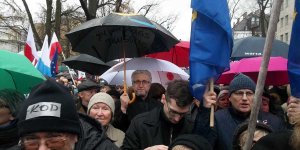 Manifestacja "Obywatele dla demokracji" - pod parasolem zastępca prezydenta m.st. Warszawy - Jacek Wojciechowicz z flagą UE były wiceprezydent Warszawy Tomasz Sieradz