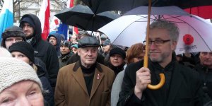 Manifestacja "Obywatele dla demokracji" - Daniel Olbrychski tuż za wiceprezydentem Jackiem Wojciechowiczem