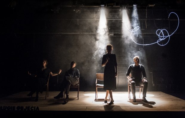mat. Teatr Powszechny uboga scenografia