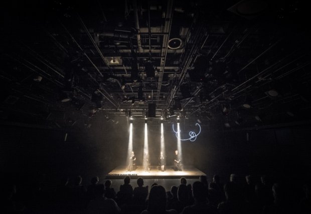 wypełniona mała sala