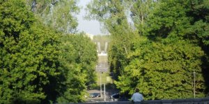 Aby do wiosny by znowu popatrzeć na Pomnik Sapera przez zieleń na Skarpie