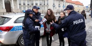 24. Finał WOŚP - Policjanci i wolontariusze na pl. Teatralnym w Warszawie