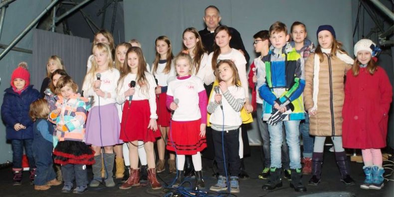 Czarodzieje z Kaszub z księdzem proboszczem Wojciechem Drozdowskim i dziećmi z parafii.