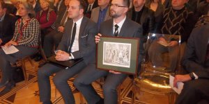 Krzysztof Mordyński - z obrazem kurator podarowanym prze z byłego Rektora UW, Piotra Węgleńskiego