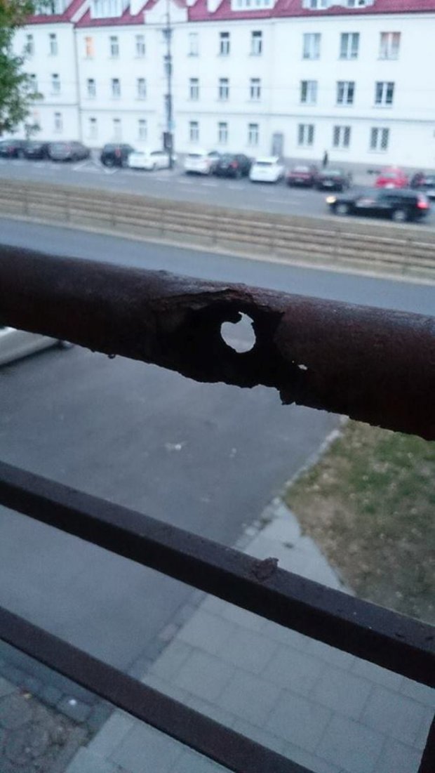 Żoliborska przestrzelina  - na balkonie posesji przy ul. Mickiewicza 44