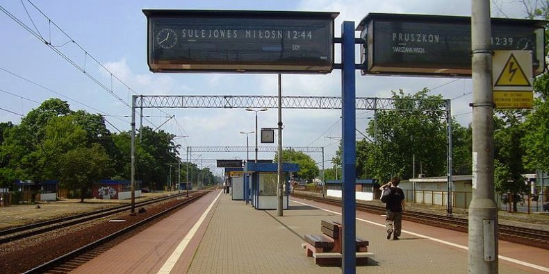 Stacja kolejowa Warszawa Rembertów. Widok w kierunku Warszawy Wschodniej.