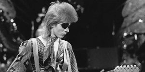 David Bowie podczas kręcenia zdjęć dla telewizji do video Rebel Rebel w AVRO’s TopPop w 1974 roku
