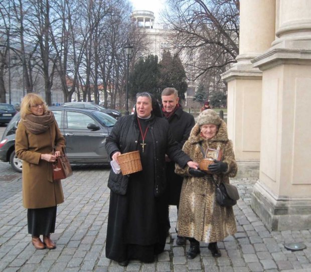 Kwesta na rzecz hospicjum w Wilnie - siostra Michaela z panią Wandą Traczyk Stawską. Za nimi pan Wiesław Sikorski