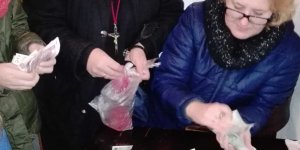 Kwesta na hospicjum w Wilnie - liczenie pieniążków