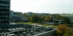 Start śmigłowca LPR z lądowiska przy szpitalu na Banacha
