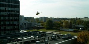 Start śmigłowca LPR z lądowiska przy szpitalu na Banacha