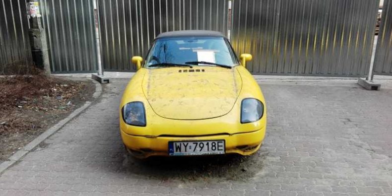 Smutny Fiat Barchetta na ulicy Łuckiej Warszawa.pl