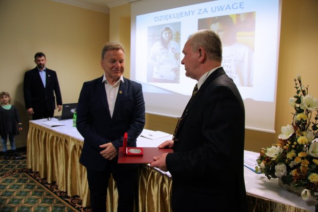 Andrzej Supron otrzymuje medal XV-lecia z rąk prezesa Klubu