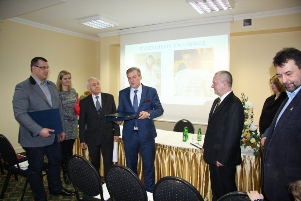 Delegacja władz Dzielnicy Targówek wręcza upominki Zarządowi Klubu