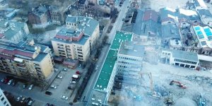 Fiat Barchetta - nawet patrząc z okna jednego z najbrzydszych budynków w Warszawie, nie sposób nie dojrzeć tego włoskiego kanarka.