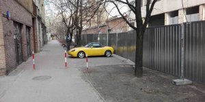 Fiat Barchetta samotny przy ulicy Łuckiej
