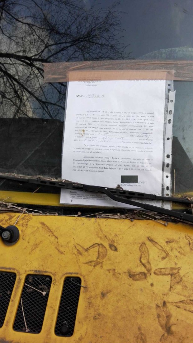 Fiat Barchetta z listem od Straży Miejskiej