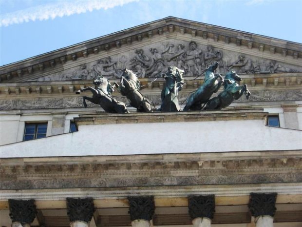 Kwadryga Apollina - Teatr Narodowy w Warszawie -- 3 maja 2002 na gmachu Teatru Wielkiego w Warszawie została odsłonięta rzeźba Kwadrygi Apollina. Została ona wykonana przez Adama Myjaka i Antoniego Janusza Pastwę