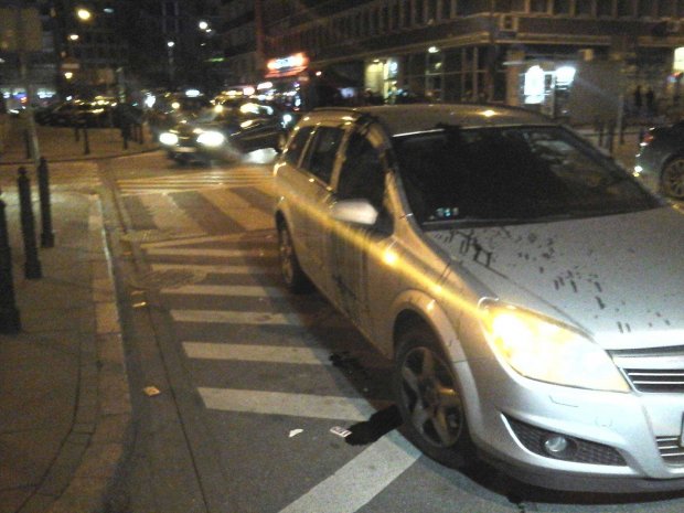 Samochód oblany maziowatą breją