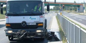 Mechaniczna miotła na ulicy - ZOM odpowiada za utrzymanie czystości na jednej trzeciej warszawskich jezdni