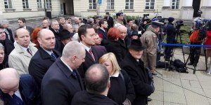 Odsłonięcie tablicy poświęconej Lechowi Kaczyńskiemu