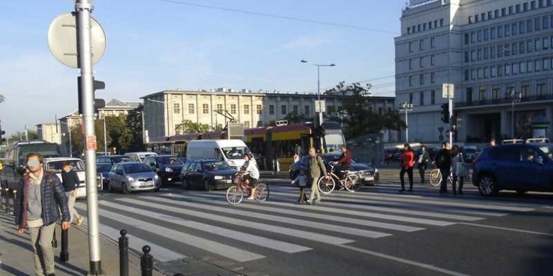 Rowerzyści na przejściu dla pieszych - Rondo de Goullea