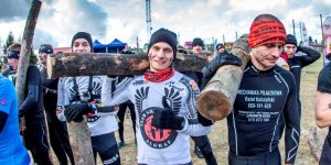 Mud Max - błoto, podbiegi, czołganie w bagnie, wspinanie sie na linie, podciąganie i wiele innych specjalnie utworzonych przeszkód
