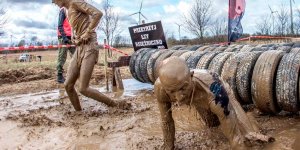 Mud Max - błoto, podbiegi, czołganie w bagnie, wspinanie sie na linie, podciąganie i wiele innych specjalnie utworzonych przeszkód