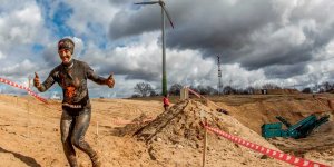 Mud Max - błoto, podbiegi, czołganie w bagnie, wspinanie sie na linie, podciąganie i wiele innych specjalnie utworzonych przeszkód