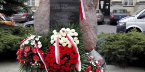 Tablica poświęcona Lechowi Kaczyńskiemu przed warszawskim ratuszem i urzędem wojewody