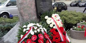 Tablica poświęcona Lechowi Kaczyńskiemu przed warszawskim ratuszem i urzędem wojewody