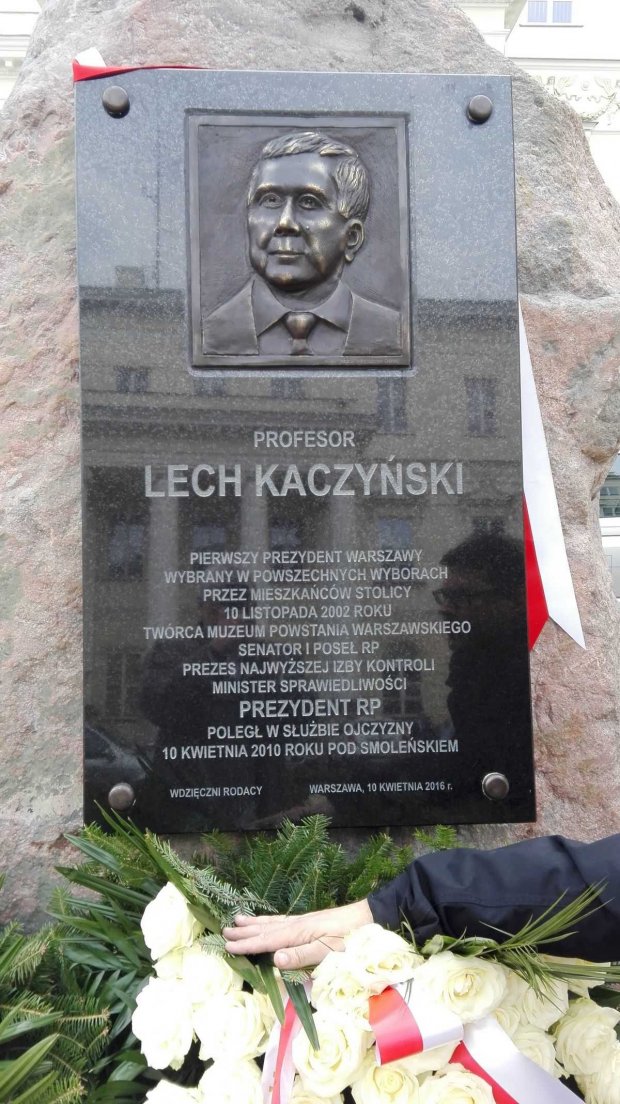 Tablica poświęcona Lechowi Kaczyńskiemu przed warszawskim ratuszem i urzędem wojewody