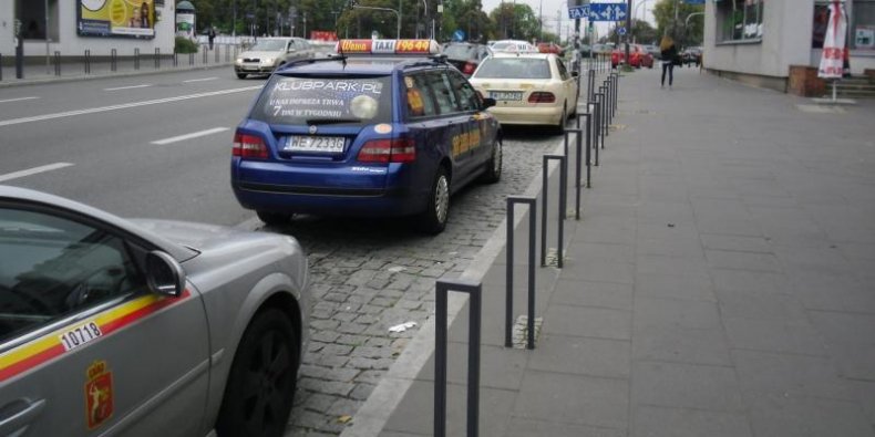 Taksówki – na postoju przy Rondzie Waszyngtona (ul. Francuska)