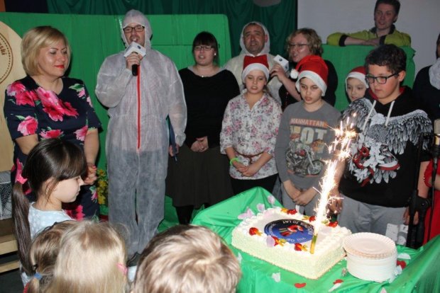 Tort i tradycyjne sto lat śpiewane przez wszystkich
