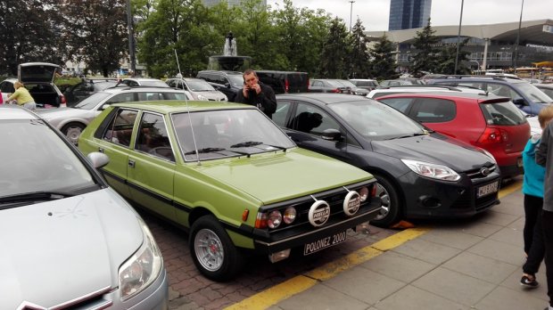 Polonez 2000 przywiózł właściciela pod PKiN