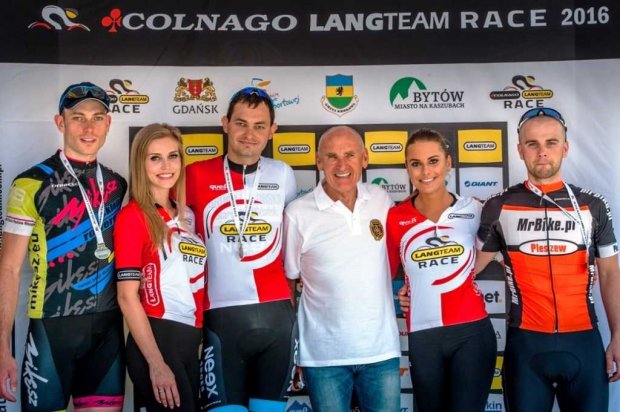 Zwycięzcy Zwycięzcy - Colnago Lang Team Race z hostessami. Od Lewej: Eduard Alickun, Piotr Osiński, Czesław Lang, Mateusz Stasiak