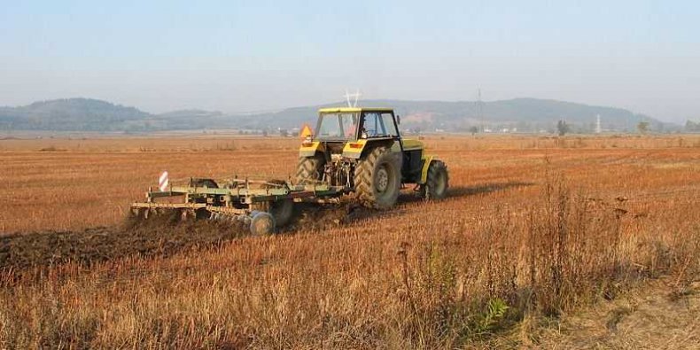 Prace polowe - ciągnik rolniczy Ursus 914