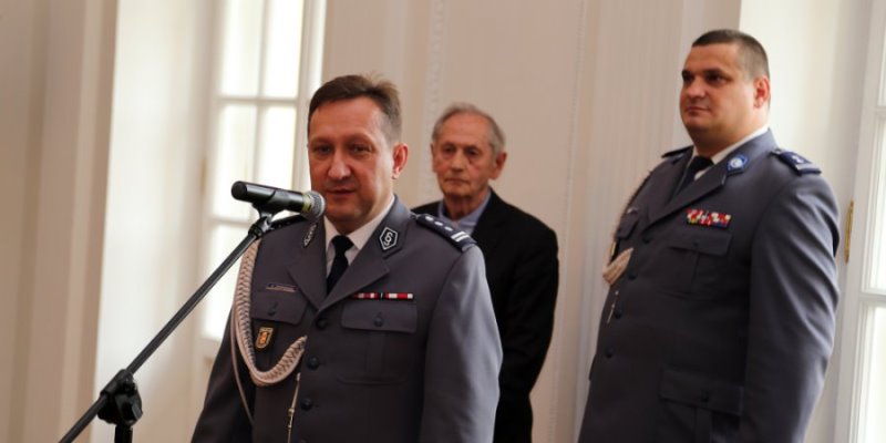 Inspektor Robert Żebrowski przemawia w Białej Sali KSP