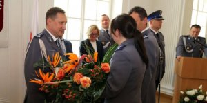 Inspektor Robert Żebrowski przyjmuje kwiaty i życzenia od oficerów KSP