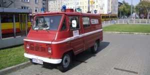 Polski samochód Żuk jako Straż Pożarna. Przez wiele laty takie samochody dzielnie wspierały strażaków wożąc ich a także motopompy, węże i inny sprzęt gaśniczy. Były strażacki wóz bojowy zaparkował przez byłym budynkiem Komitetu Dzielnicowego PZPR na warszawskiej Woli przy ul. Młynarskiej.
